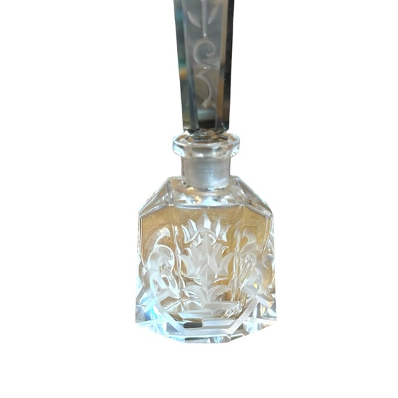 Vintage etched glass scrollwork design crystal perfume bottle - Picture 2 of 6